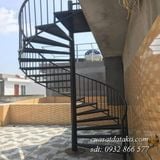 cầu thang sắt xoắn ốc lên sân thượng