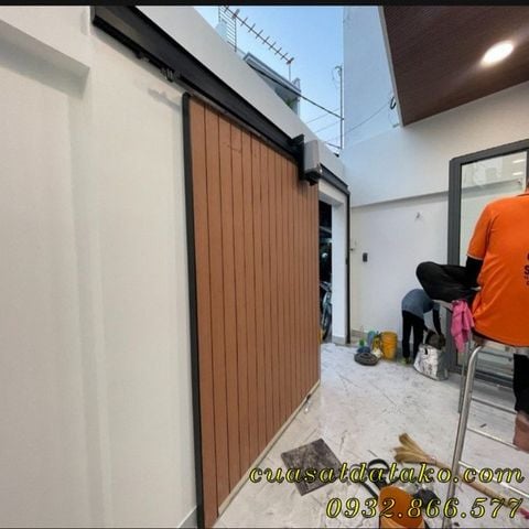 Cửa cổng gỗ nhựa 1 cánh lùa treo tự động