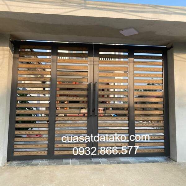 cửa cổng sắt kết hợp với nhựa giả gỗ