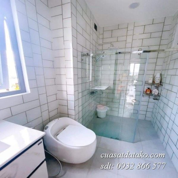 vách kính nhà tắm cửa lùa treo