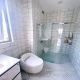 vách kính nhà tắm cửa lùa treo