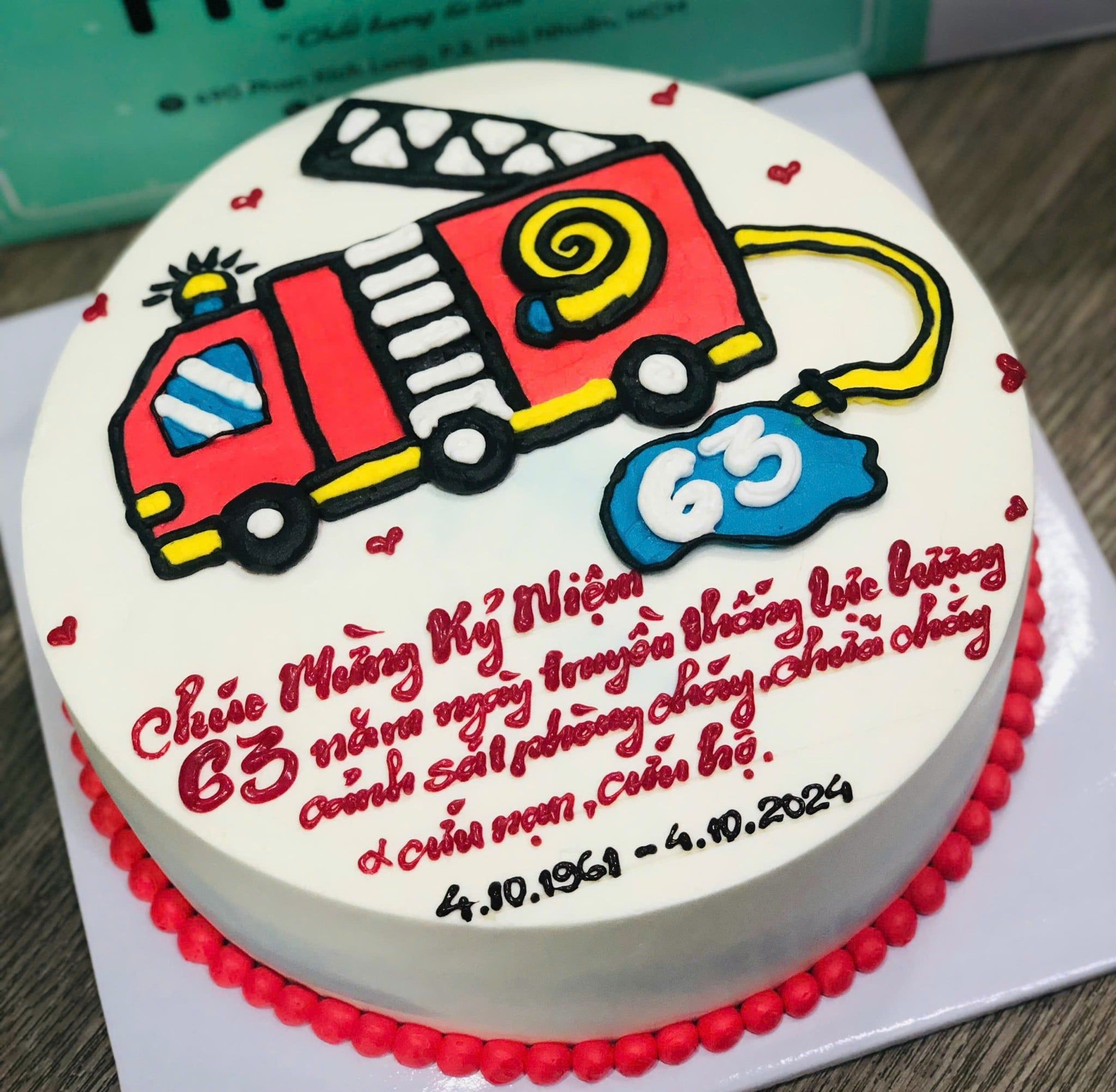  Bánh kem bắp xe cứu hoả 
