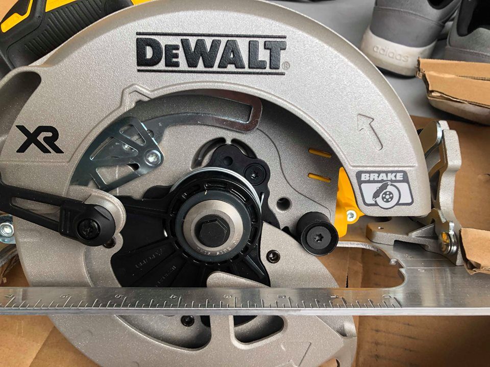MÁY CƯA PIN DEWALT DCS570