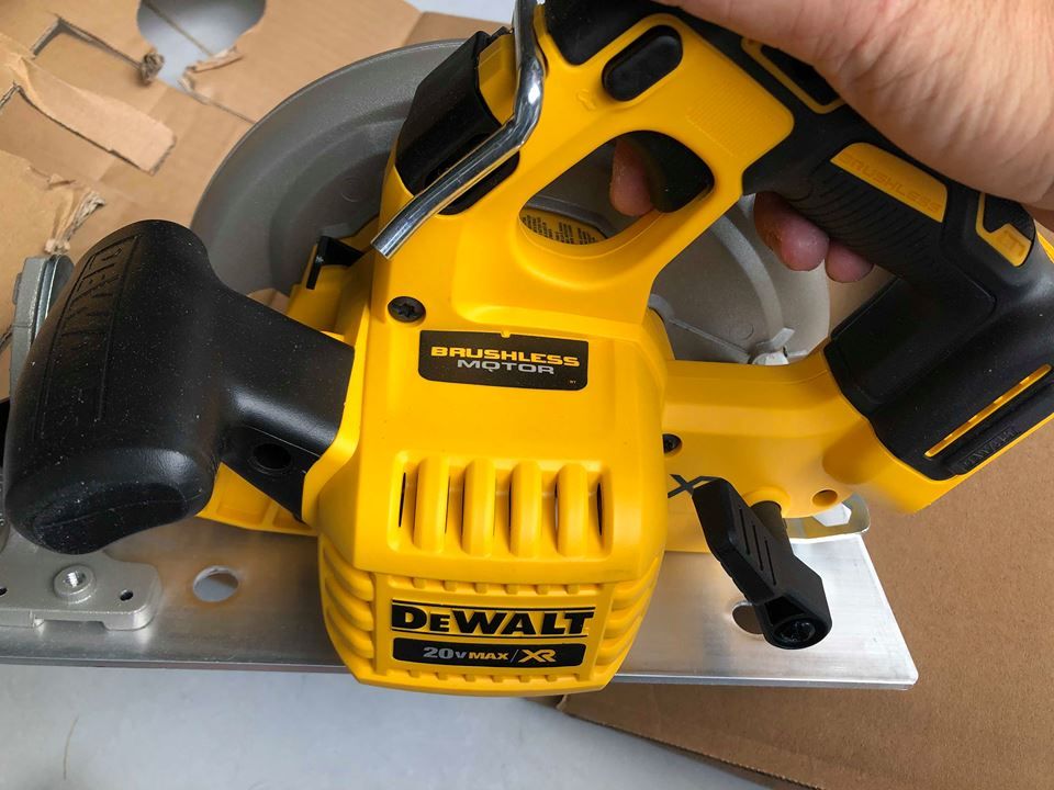 MÁY CƯA PIN DEWALT DCS570-2