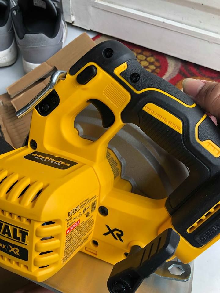 MÁY CƯA PIN DEWALT DCS570-3