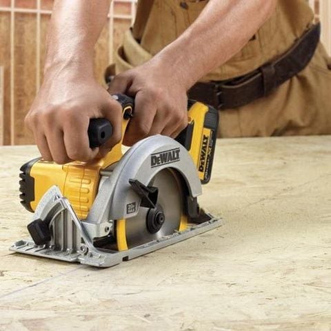 CƯA PIN DEWALT DCS393