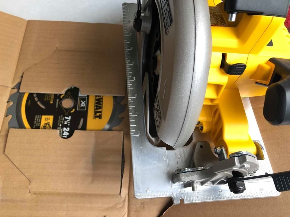 MÁY CƯA PIN DEWALT DCS570-5