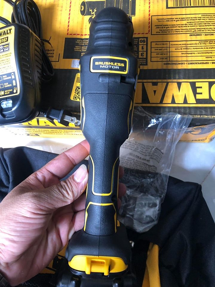 MÁY CẮT RUNG DEWALT DCS355C2 20V-4