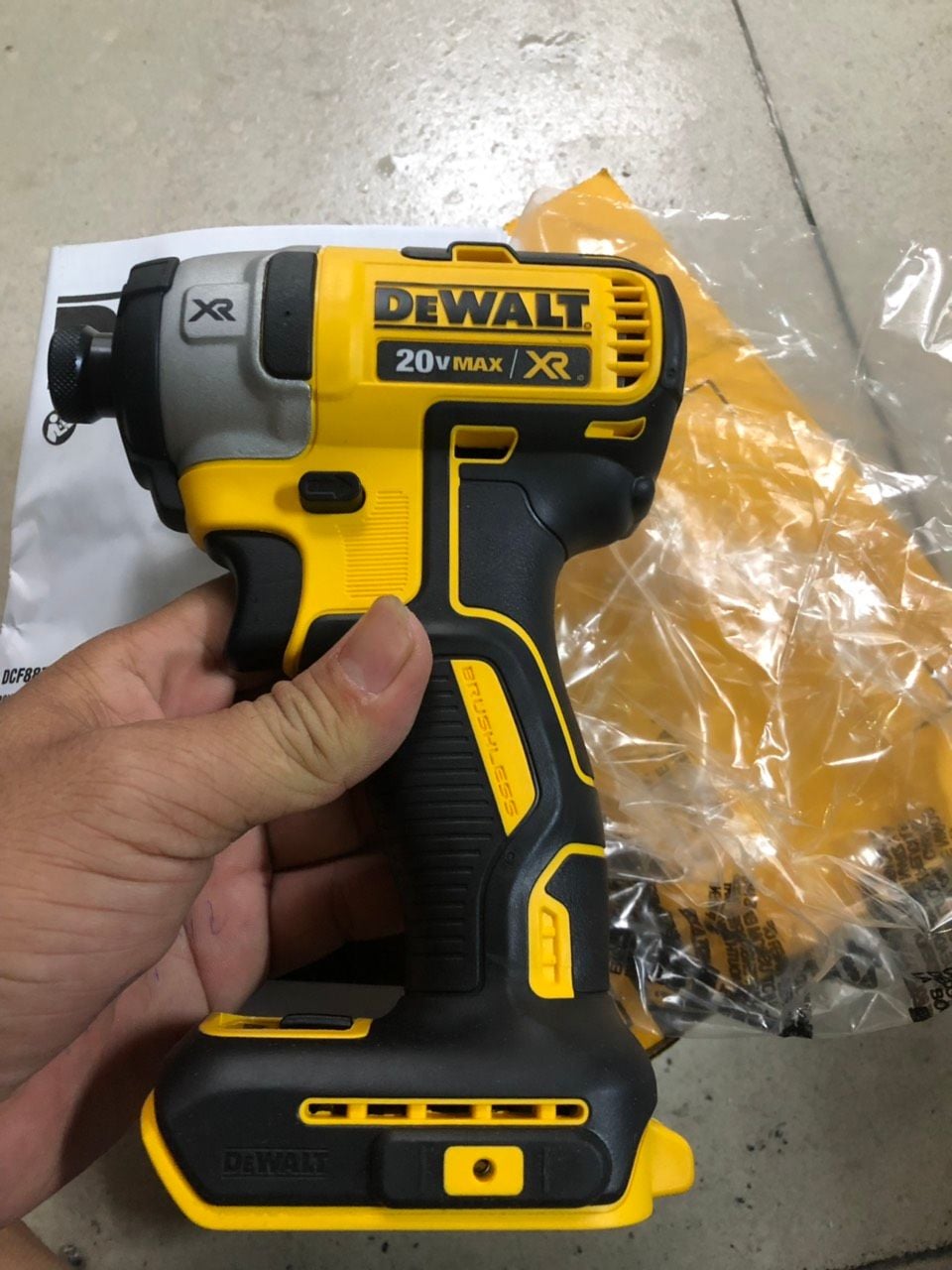 MÁY BẮT VÍT CẦM TAY DEWALT DCF 887