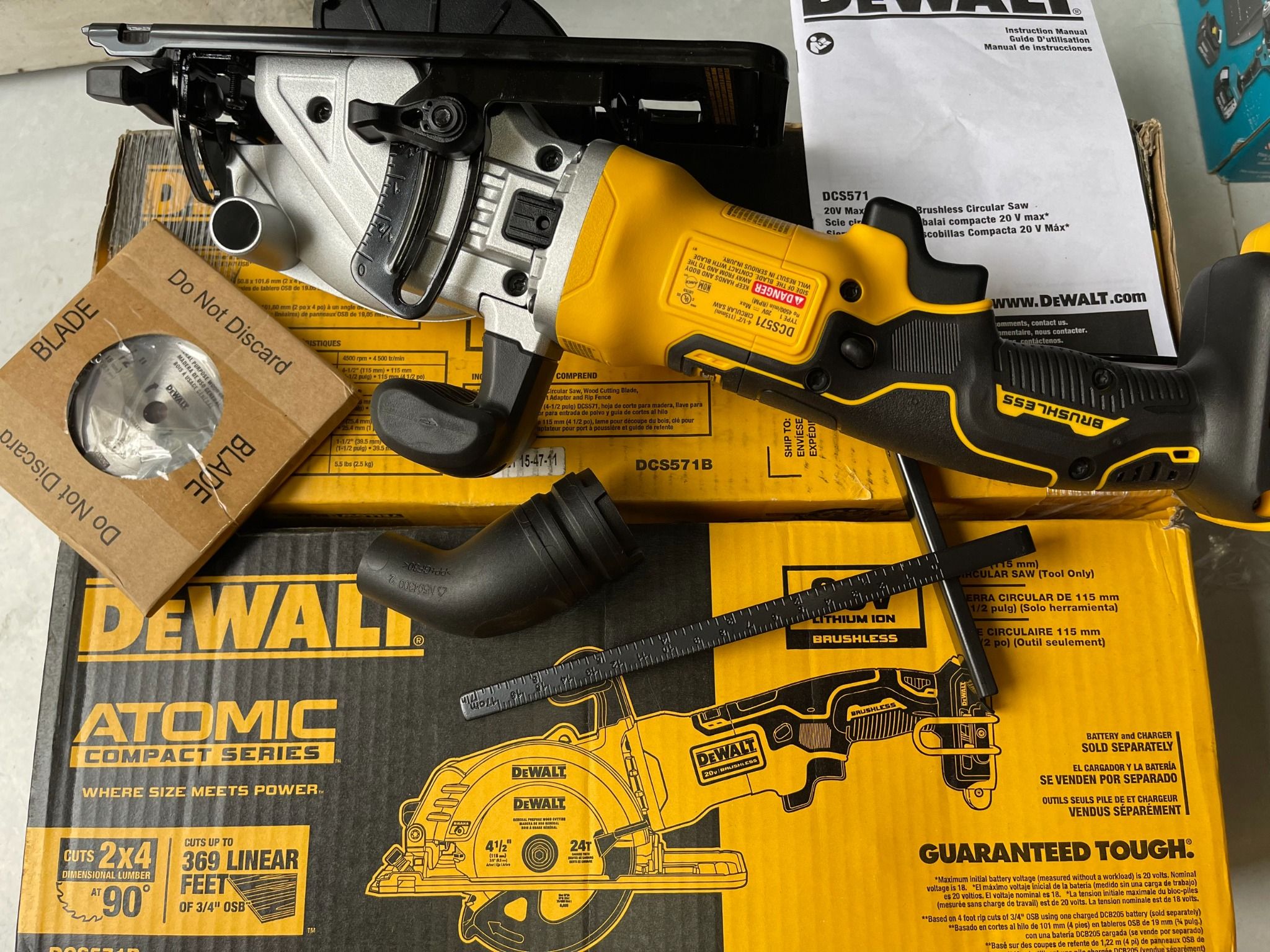 máy cưa gỗ dewalt DCS571 20v