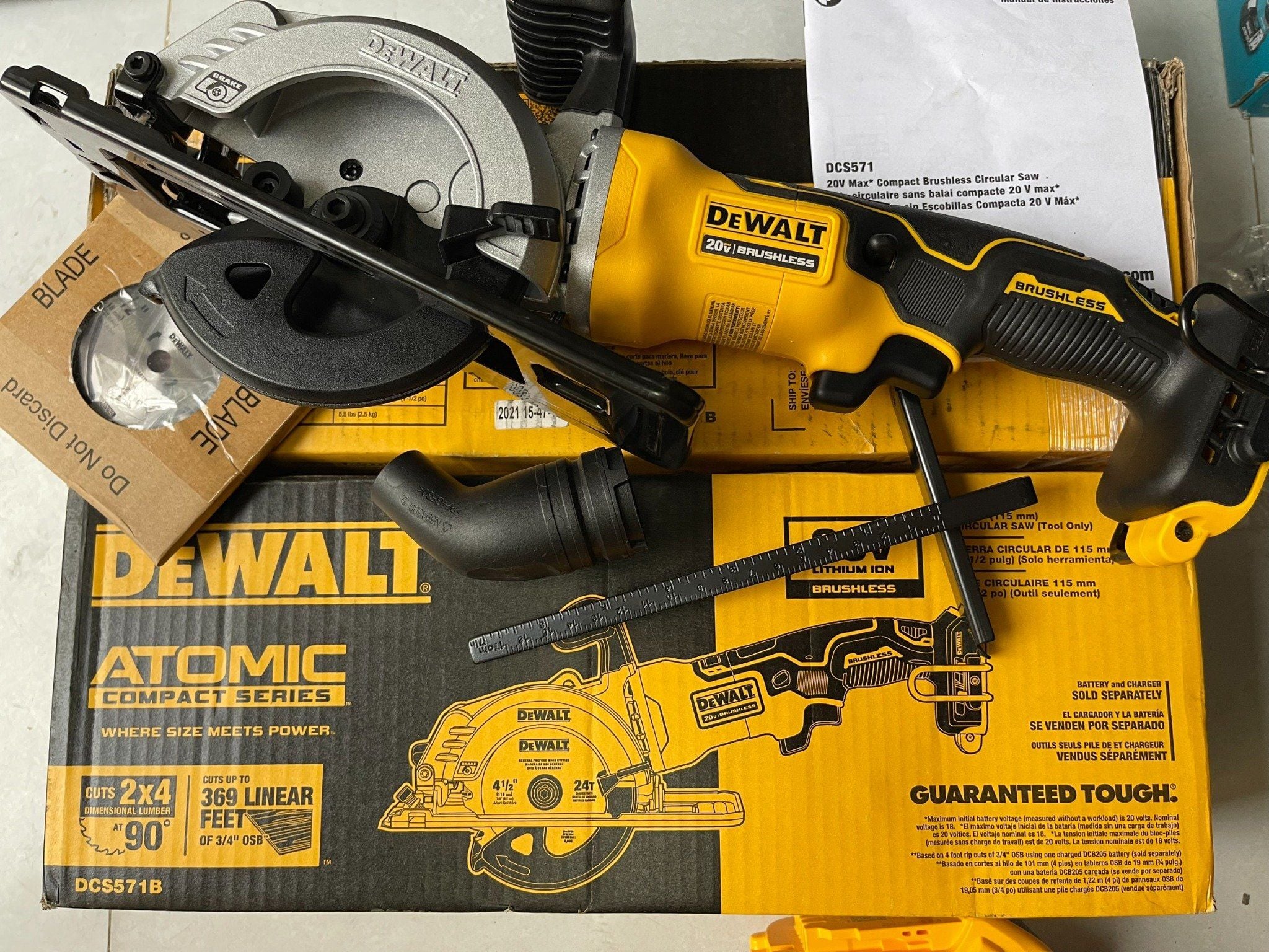 máy cưa gỗ dewalt DCS571 20v