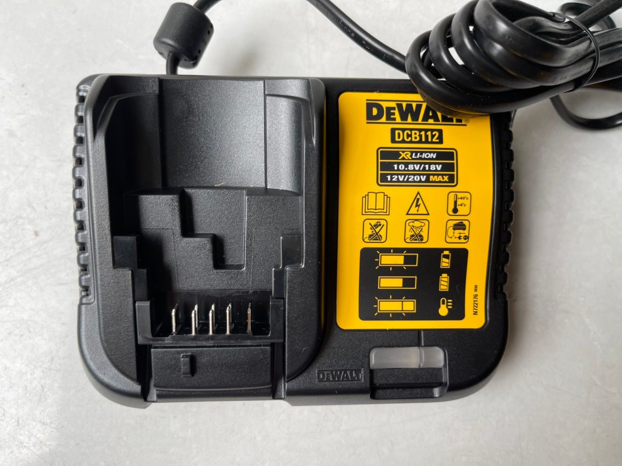 Pin sạc Dewalt DCB112