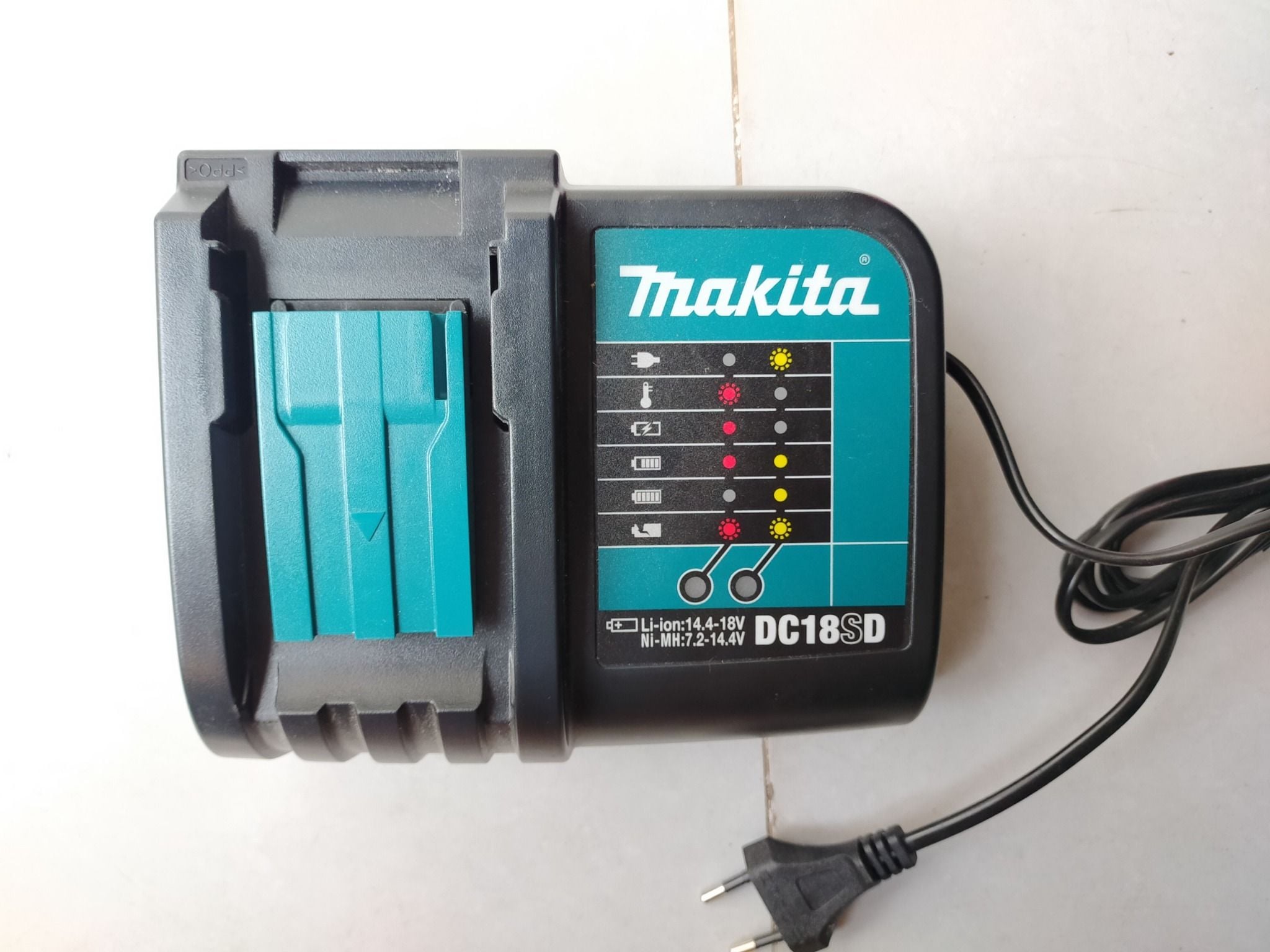 Sạc pin Makita DC18 18V