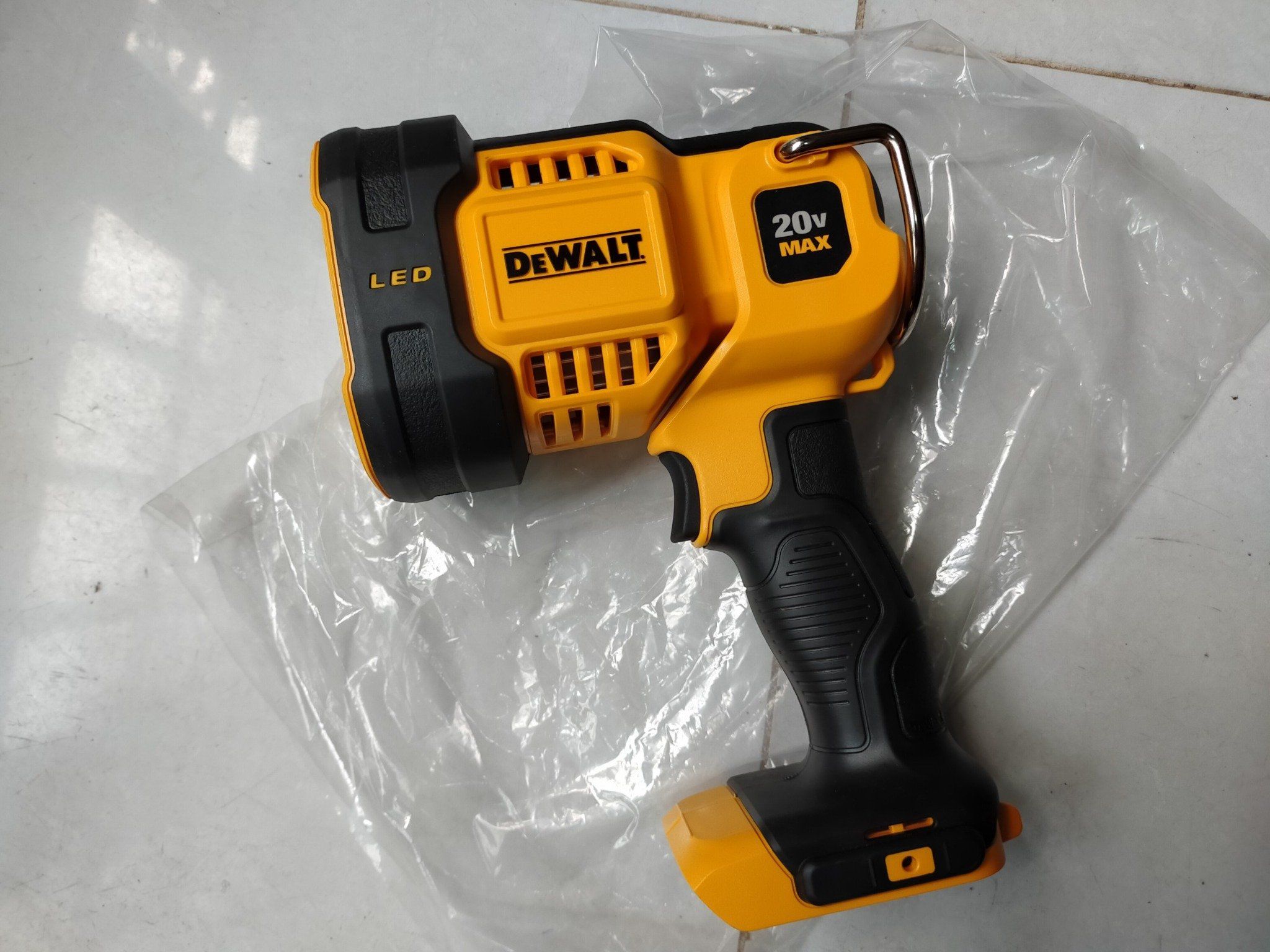 Đèn pin Dewalt DCL043