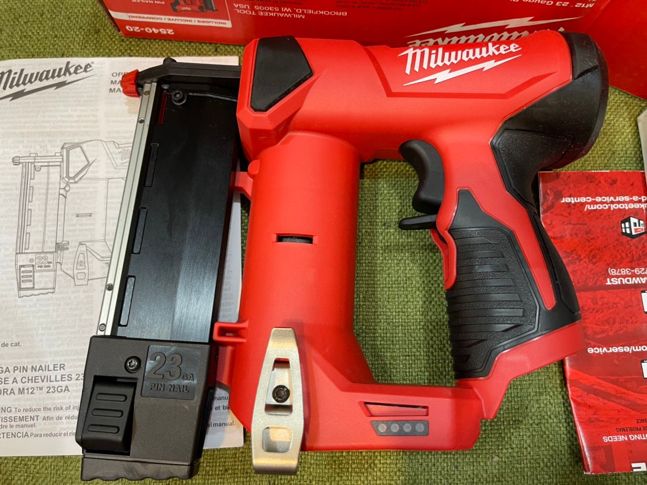 Máy bắn đinh Milwaukee 2540 M12