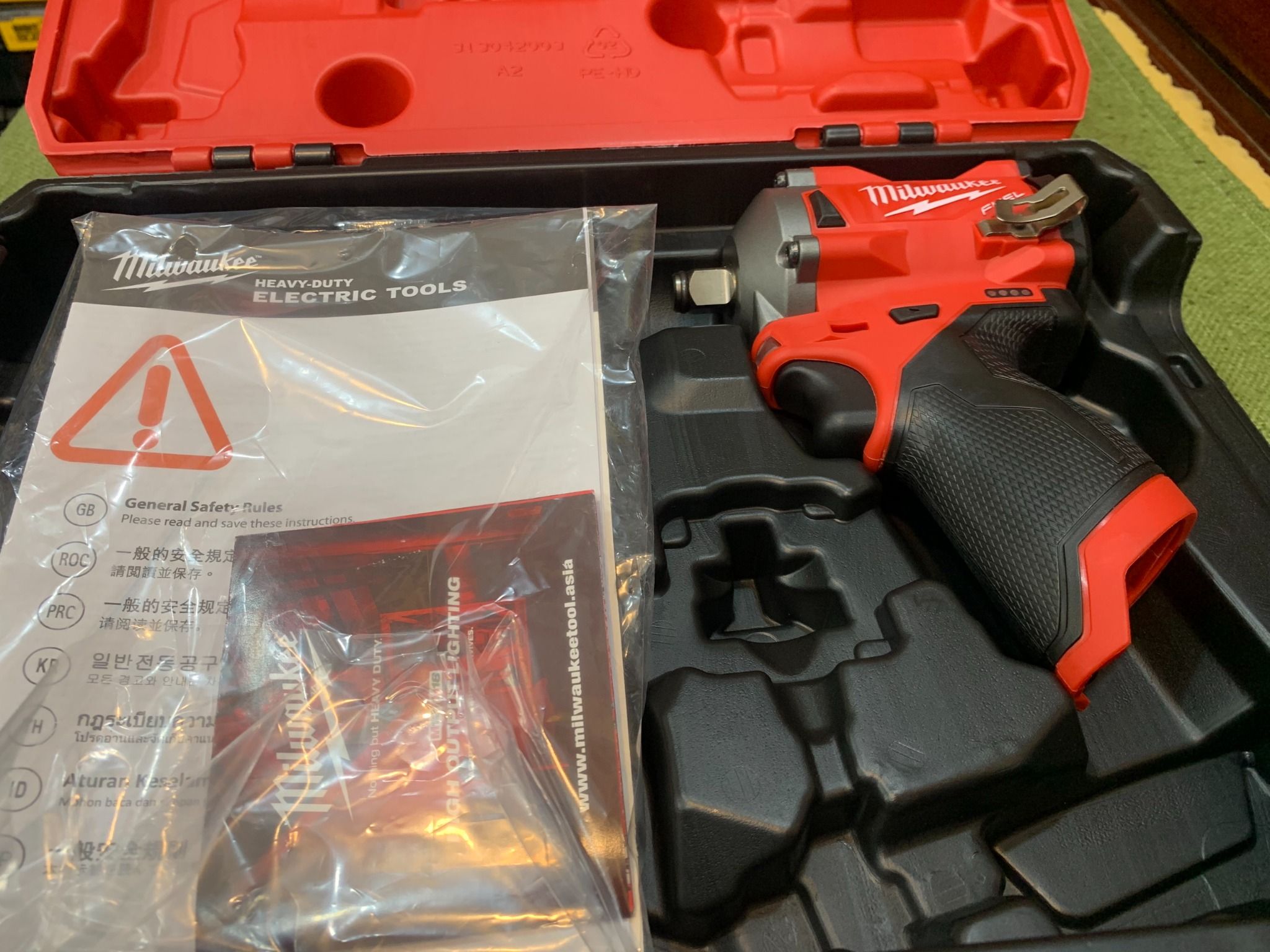 Máy siết bu lông Milwaukee M12 FIWF12-0C