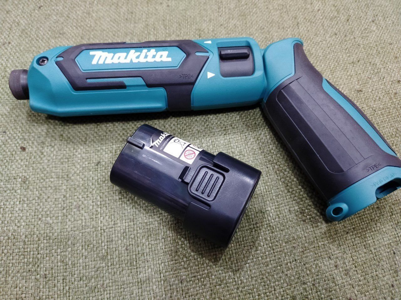 Máy vặn vít gập Makita TD022D