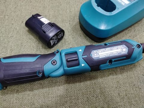 Máy vặn vít gập Makita TD022D