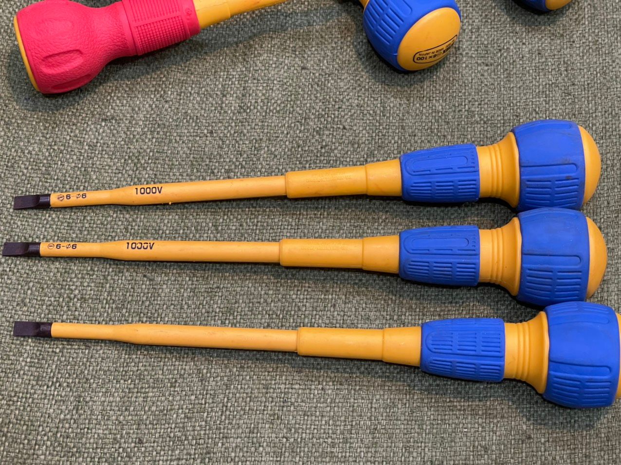 Tua vít dẹp cách điện 1000V cán tròn 6×150mm Anex No.7900 JAPAN