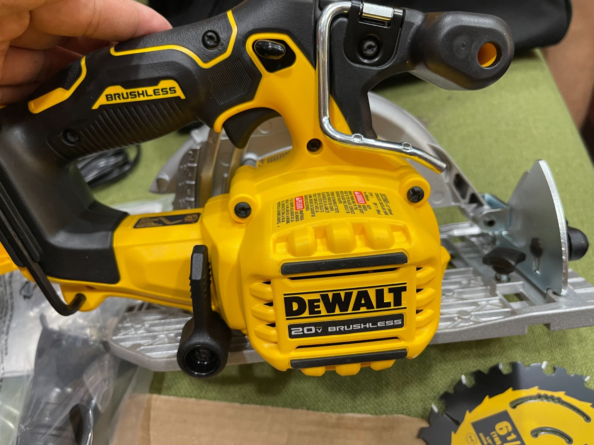 Máy cưa gỗ Dewalt DCS565 mexico
