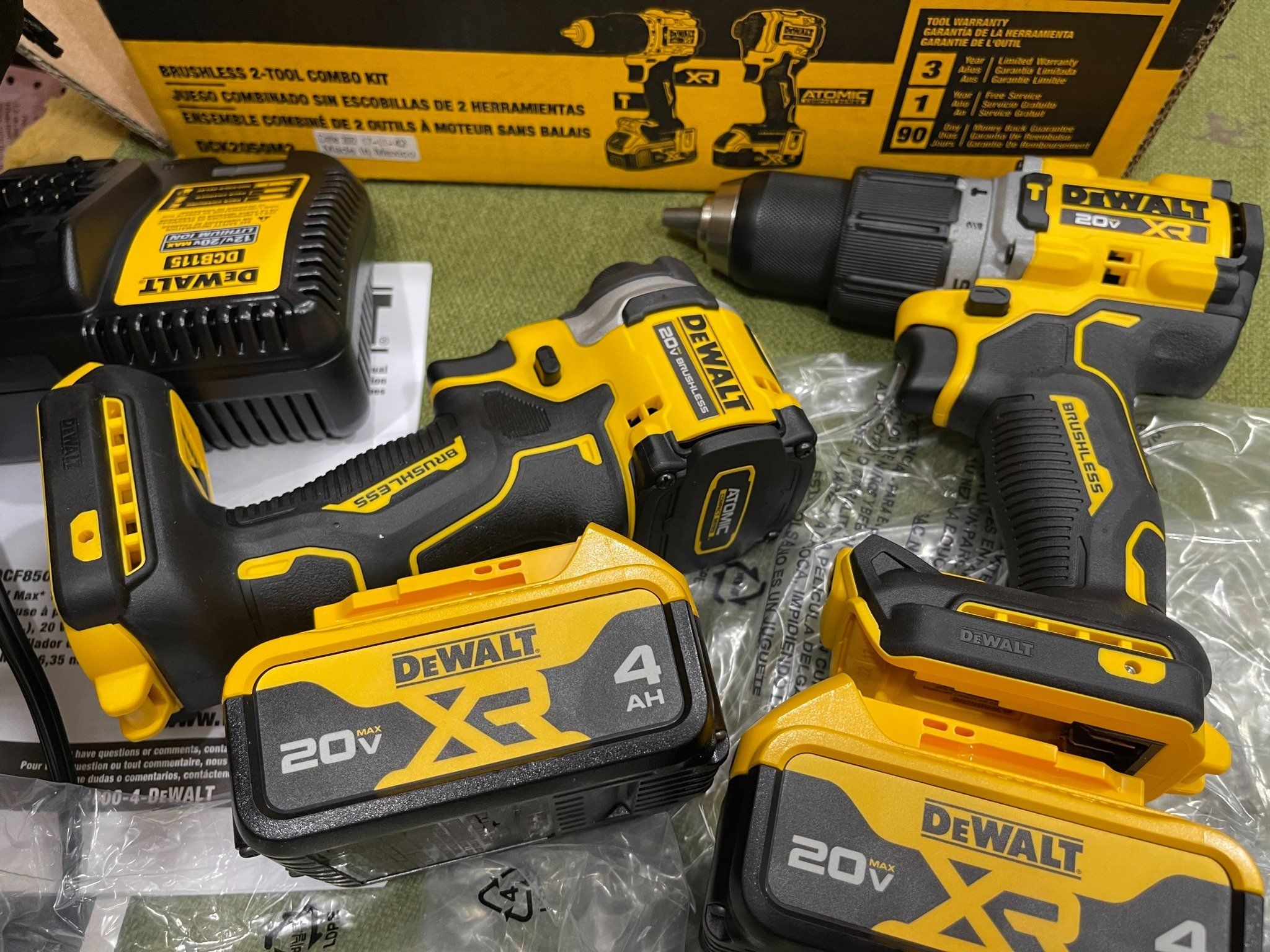 Bộ máy khoan máy vặn vít Dewalt DCK2050M2