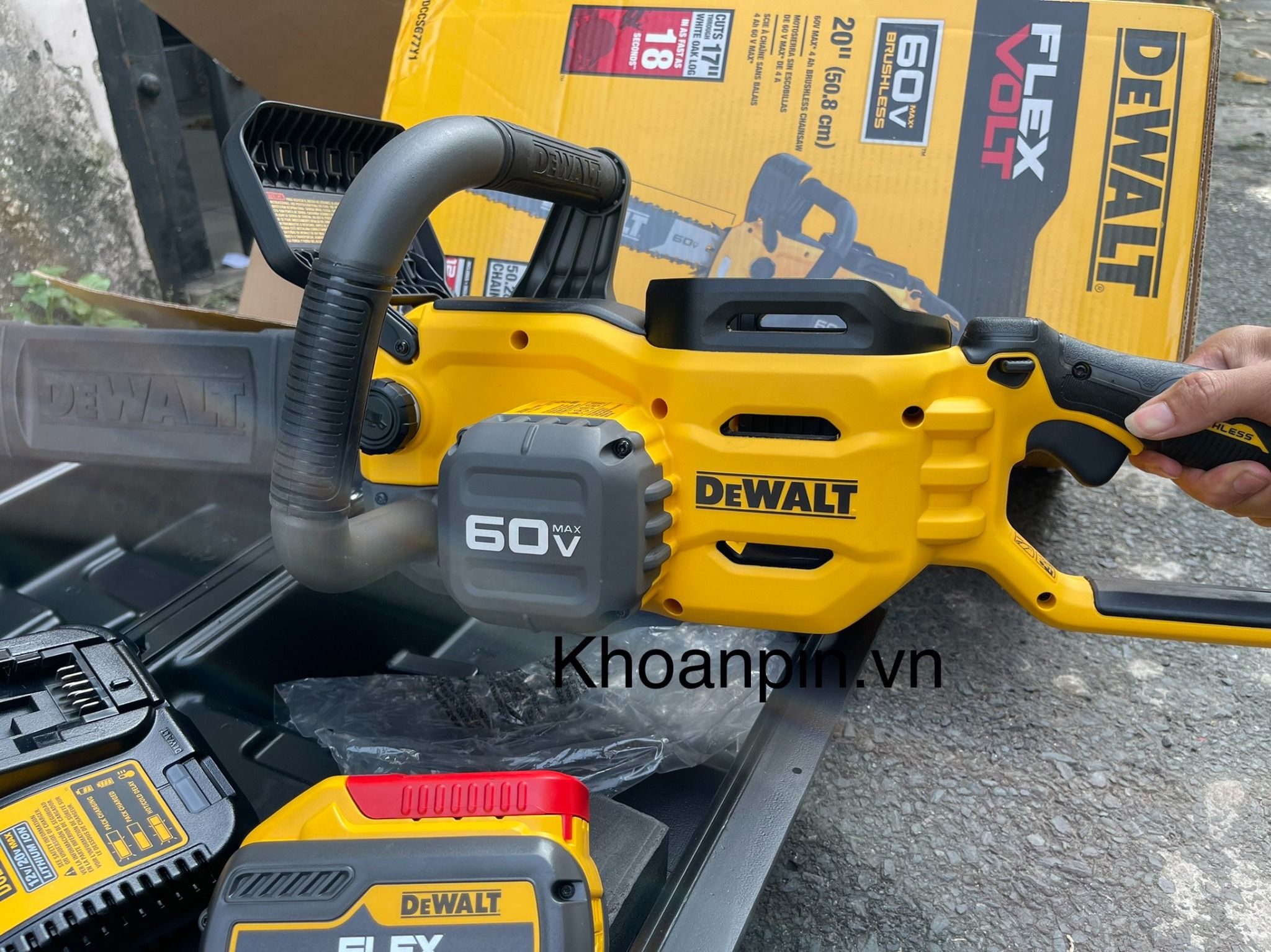 Máy cưa xích pin Dewalt DCCS677Y1