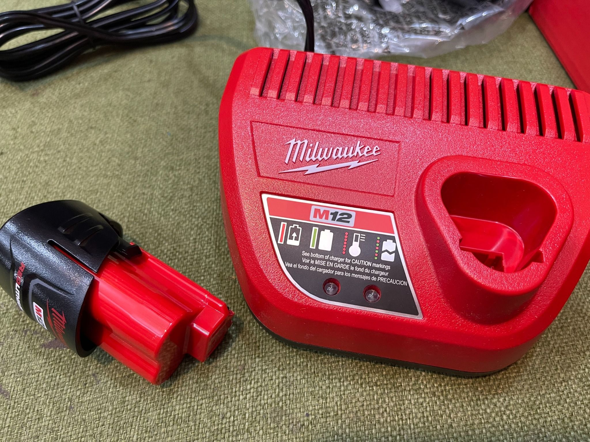 Bộ pin sạc Milwaukee M12 2AH