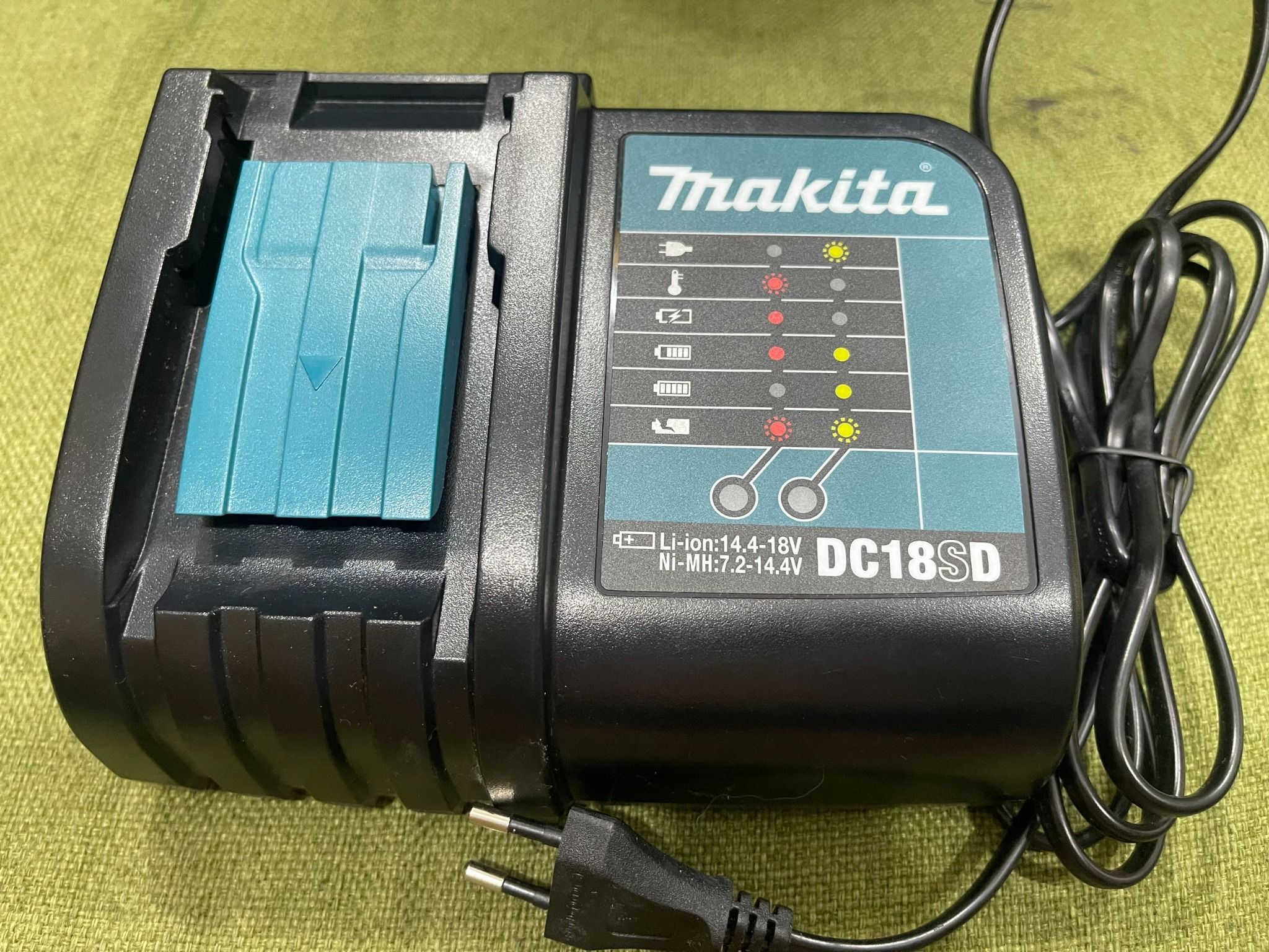 Sạc chính hãng Makita DC18SD 18V điện 220v (mới 100%)