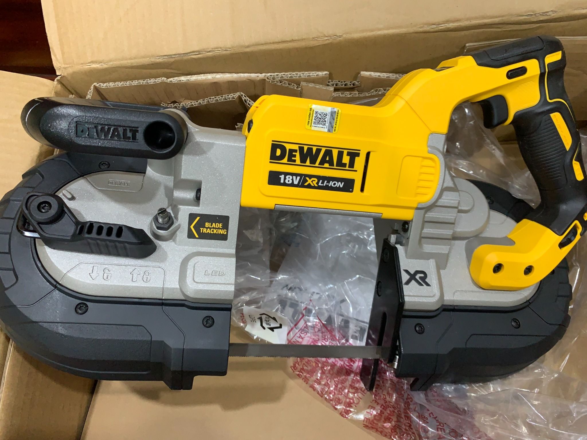 Máy Cưa Cầm Tay Dewalt DCS374N-KR – khoanpin.vn