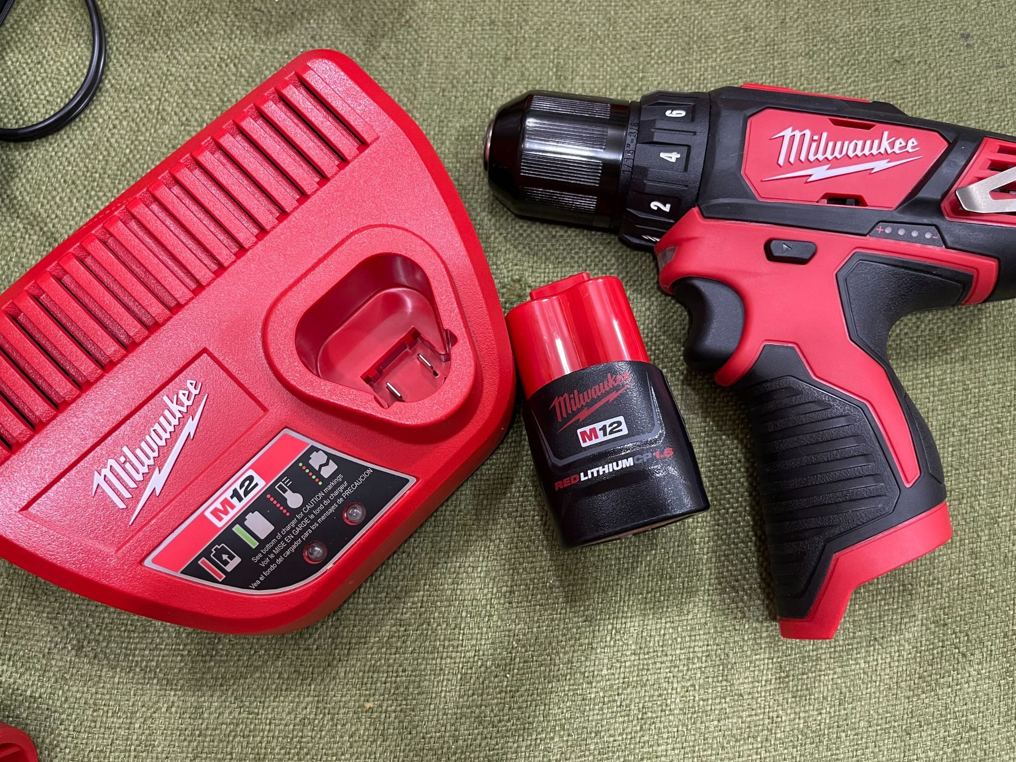 Máy khoan pin Milwaukee M12 2407