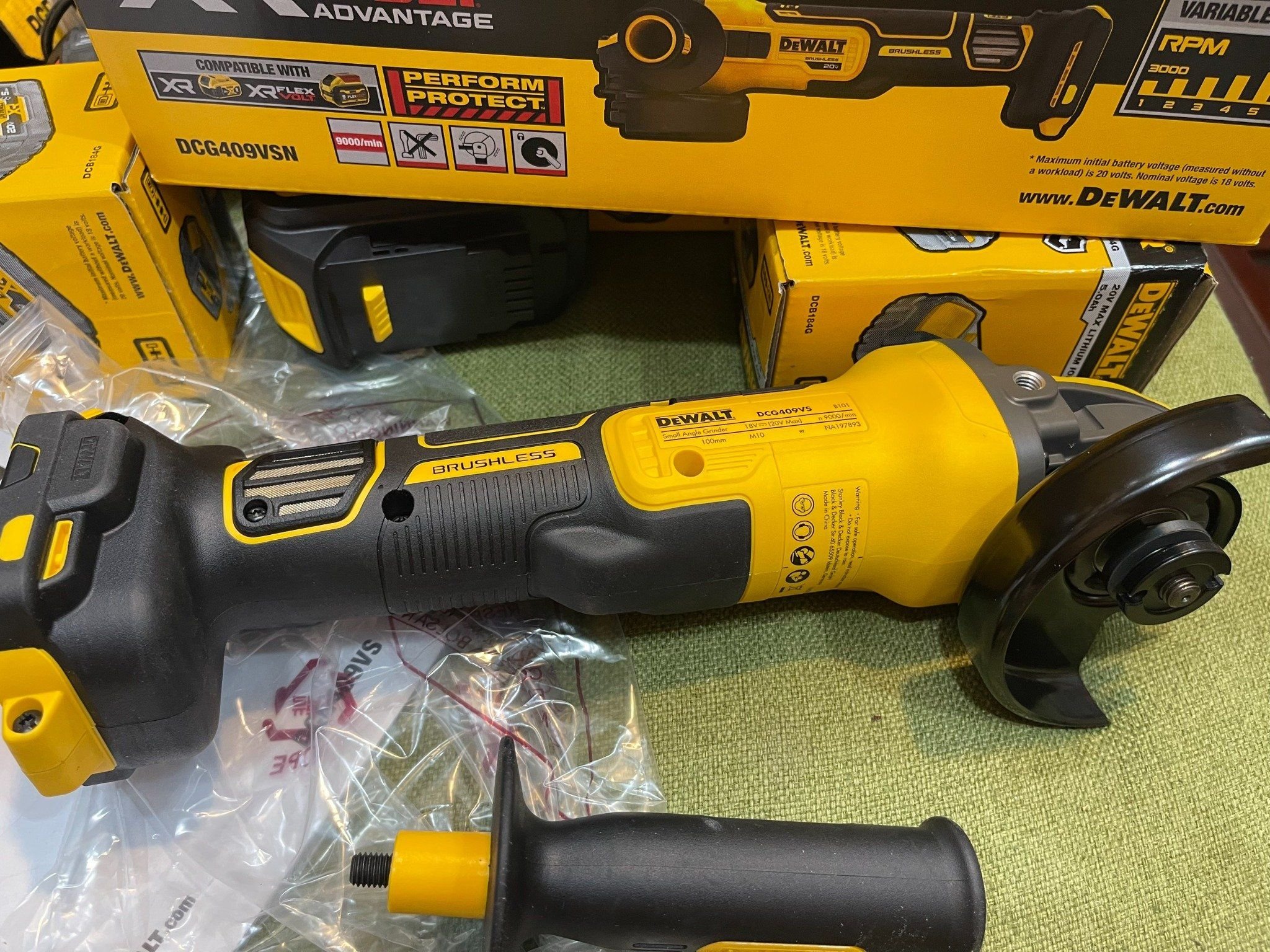 máy mài pin DeWALT DCG409VSN-B1 (100mm điều tốc)