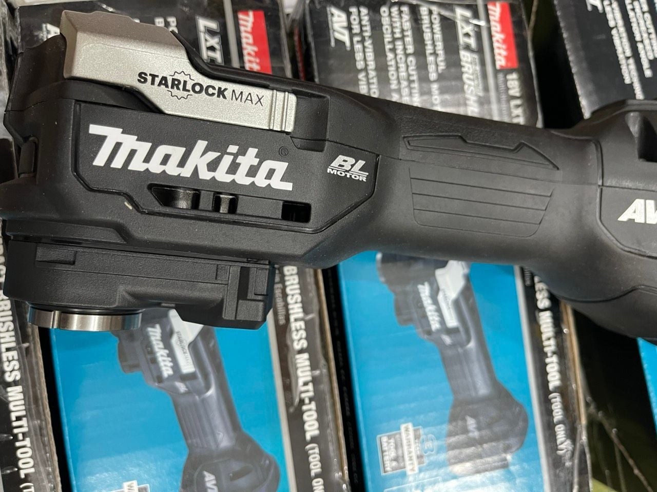 Máy cắt rung đa năng Makita XMT04ZB