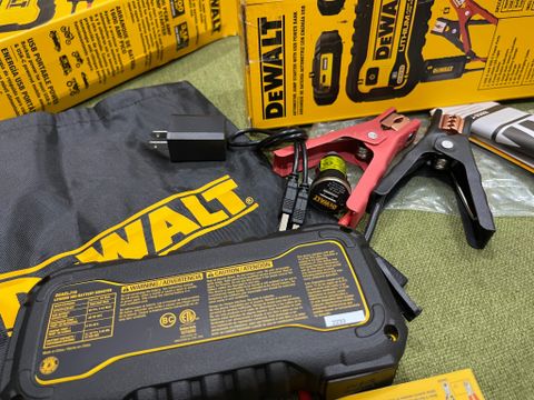 kích bình xe DeWalt DXAELJ16 sạc dự phòng đèn pin