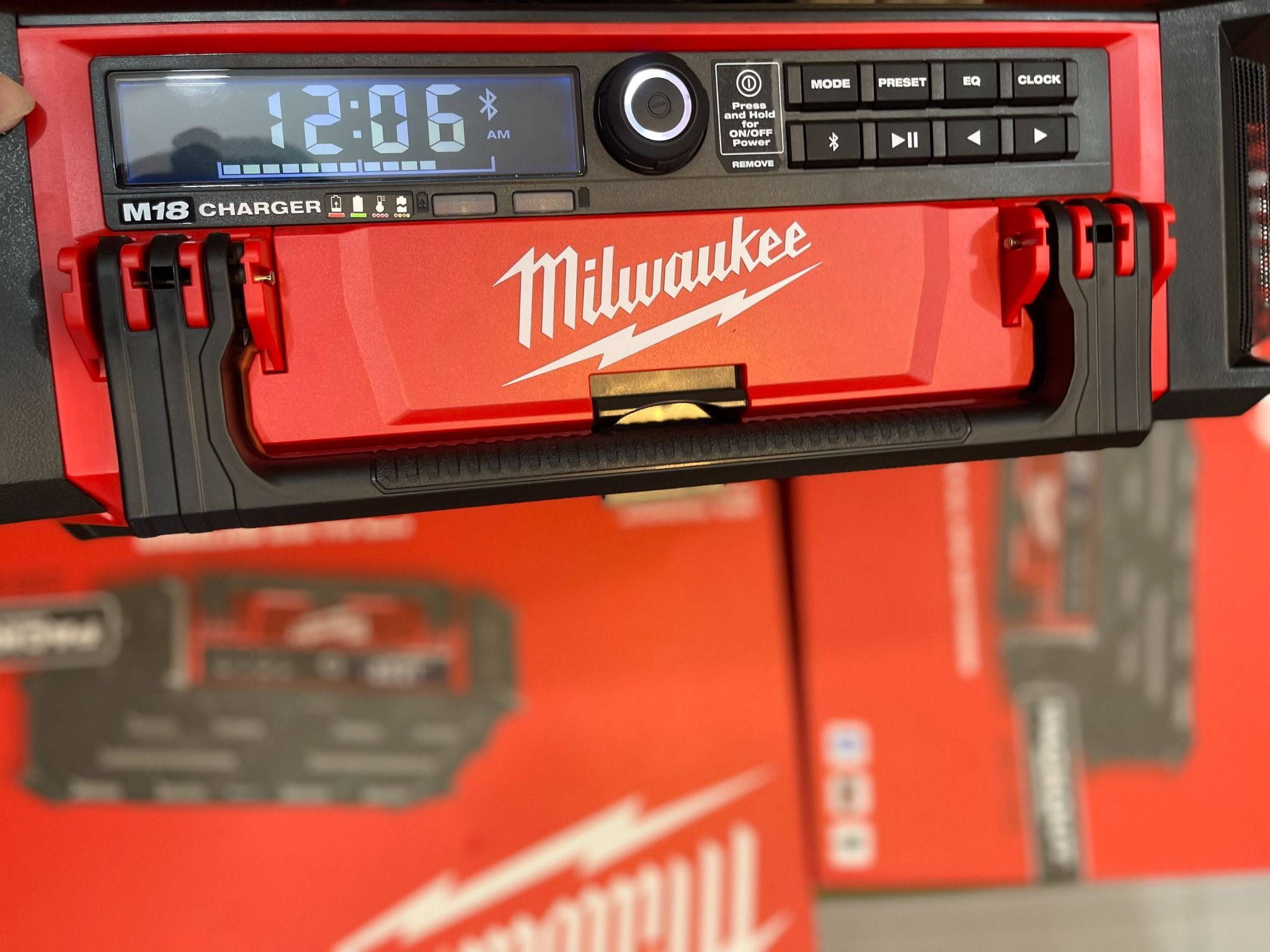 loa milwaukee 2950-20 M18 Packout Radio và Bộ sạc