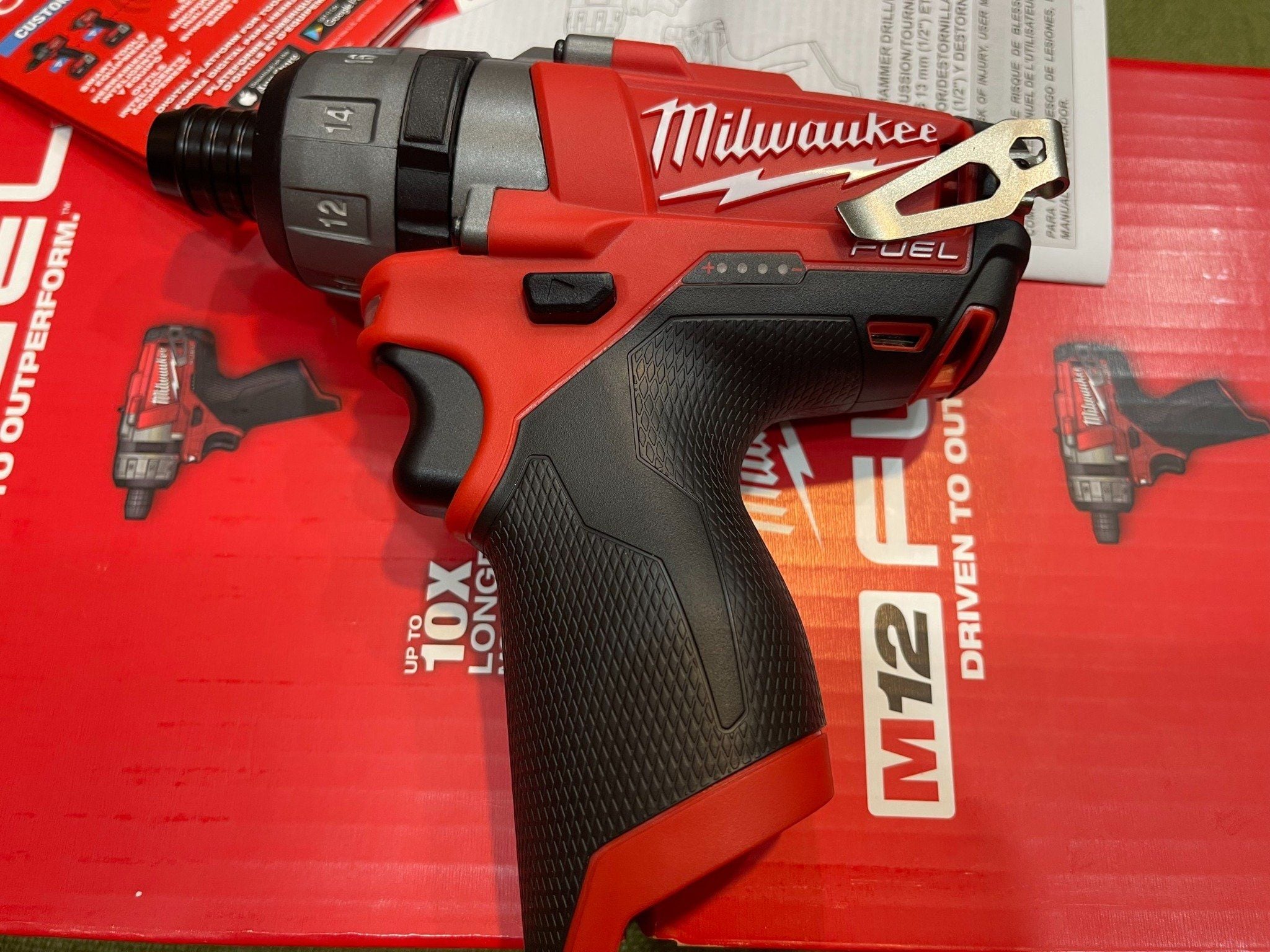 Máy vặn vít Milwaukee 2402 M12
