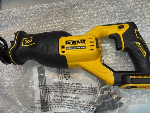 Máy cưa dewalt DCS382B mexico 20v