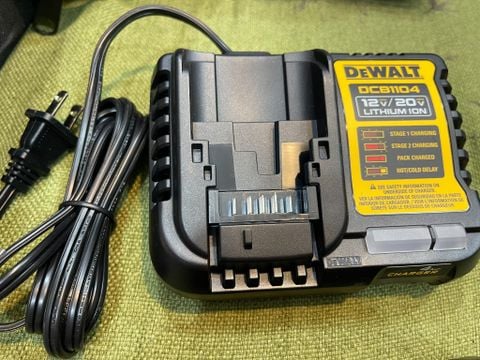 Bộ sạc pin  Dewalt DCB1104 usa