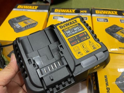 Bộ sạc pin 12-20V/ 4A Dewalt DCB1104