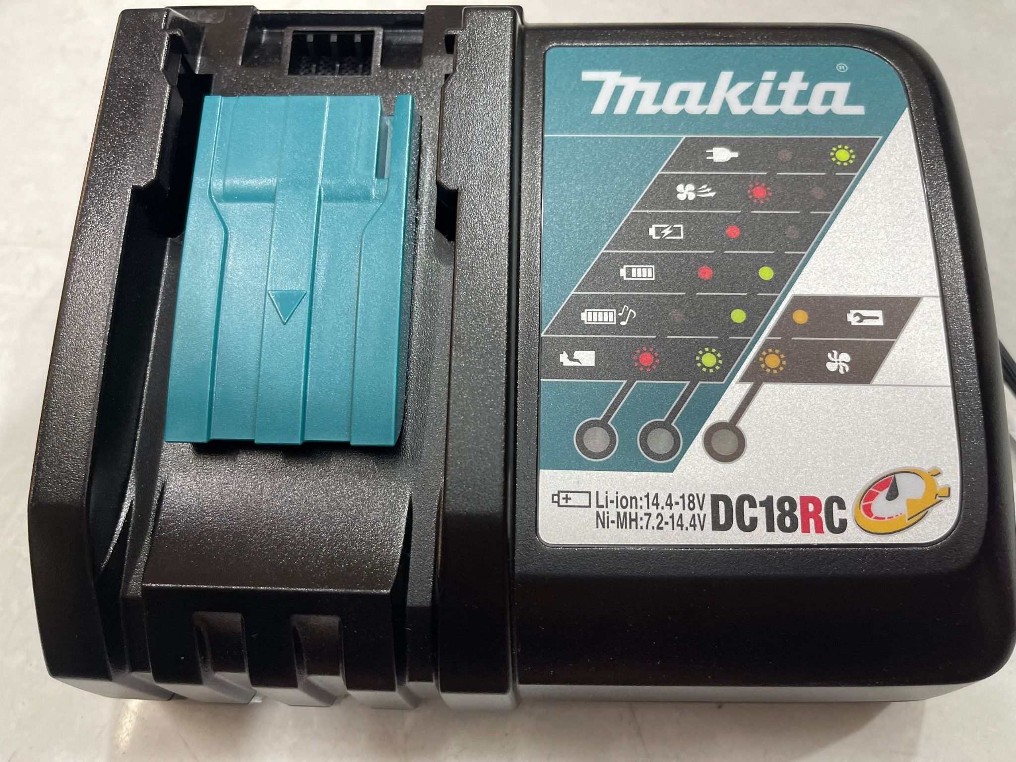 Sạc Makita DC18RC