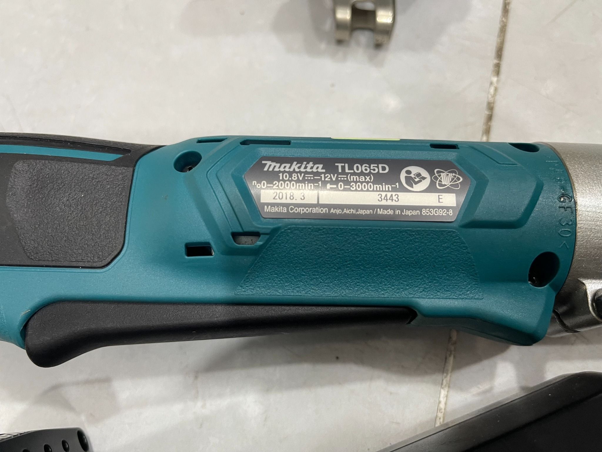 Máy siết bu lông góc pin Makita TL065D