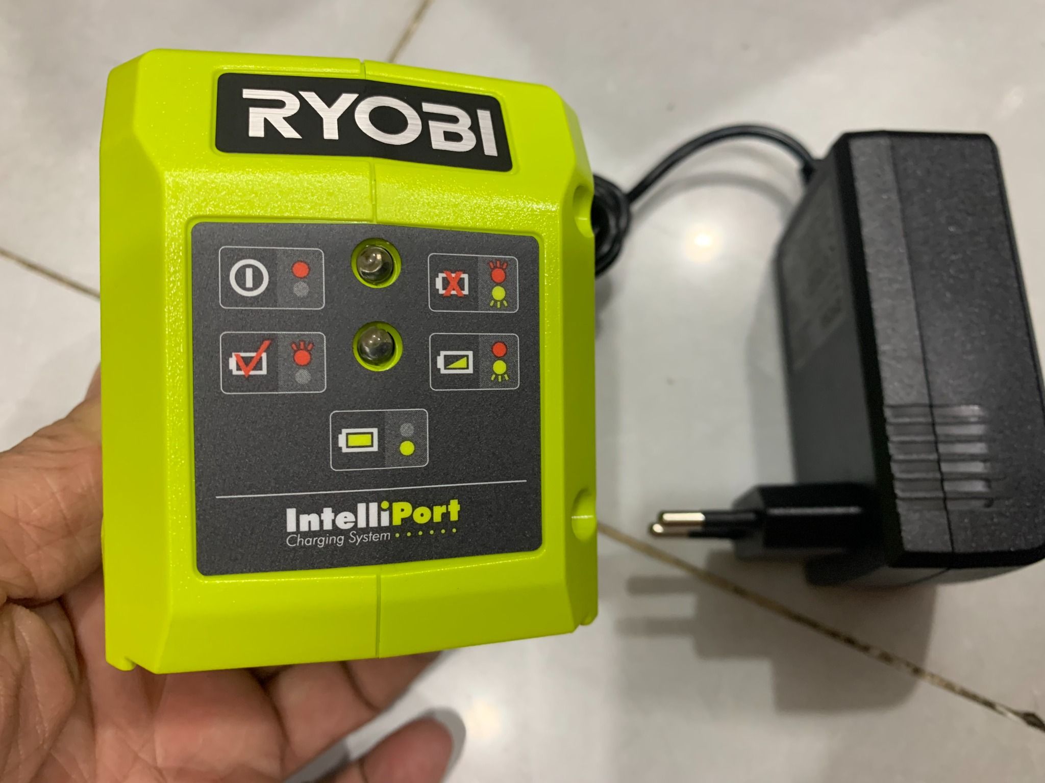 BỘ PIN SẠC RYOBI 220V RC18 18V