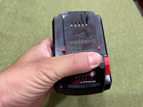 Pin Milwaukee 18V 3.0Ah Red Lithium (Mã: M18HB3) mỏng lướt