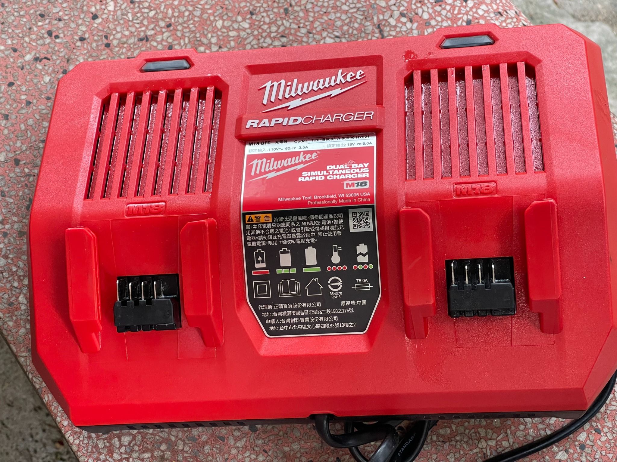 sạc nhanh Milwaukee M18 DFC 2 cổng