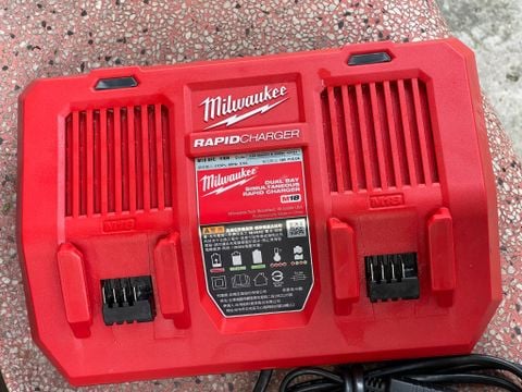 sạc nhanh Milwaukee M18 DFC 2 cổng