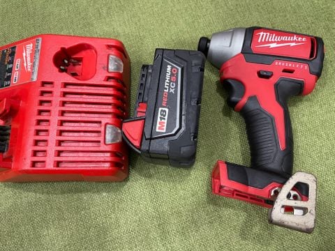 Combo milwaukee 2750 pin 5ah sạc 220v  (hàng lướt)