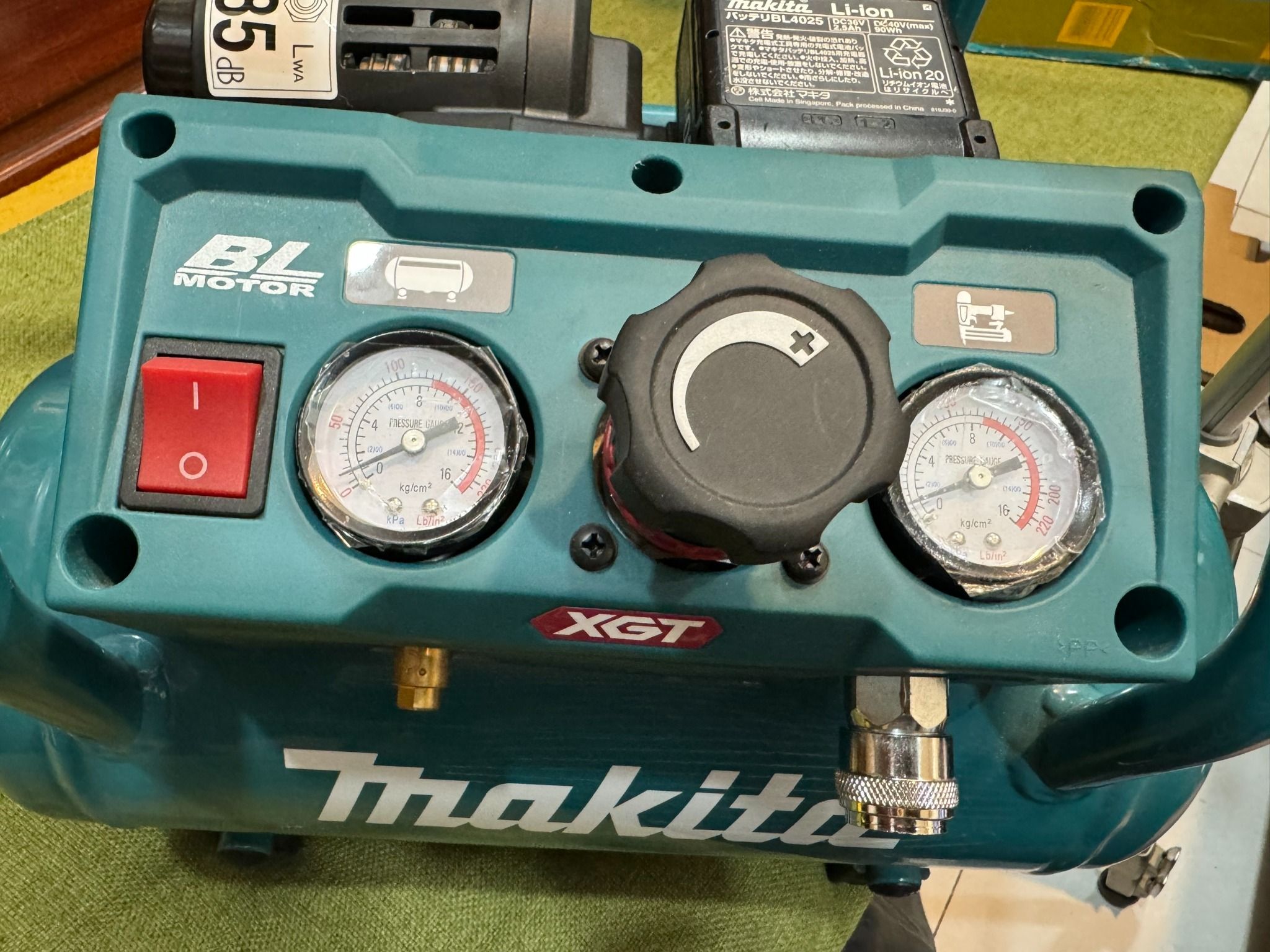 MÁY NÉN KHÍ PIN 40V MAKITA AC001GZ