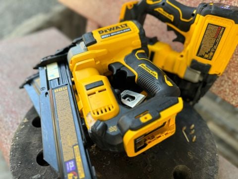 Máy bắn đinh Dewalt DCN623 lướt