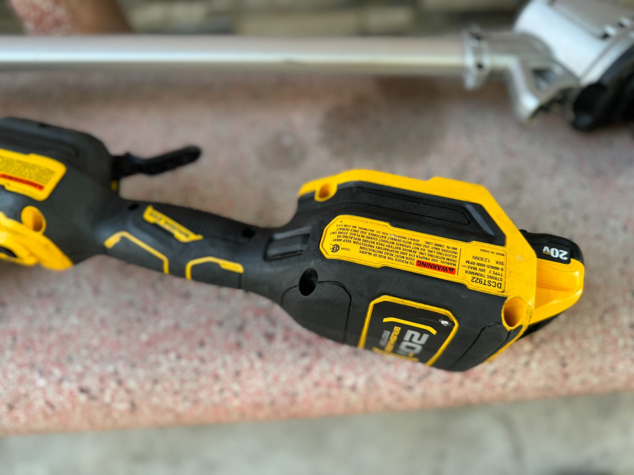 Máy cắt cỏ cầm tay DEWALT DCST922 cũ