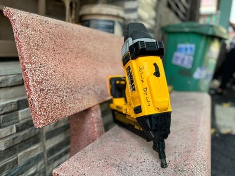 máy bắn đinh bê tông dewalt DCN890