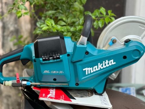 Máy cắt bê tông dùng pin makita DCE090 new made in japan